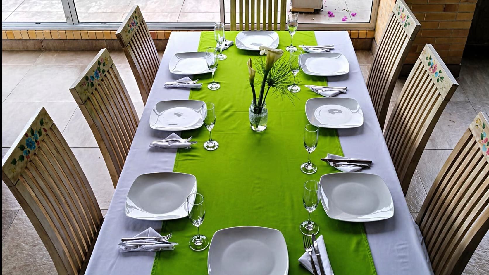 Comedor del retiro listo para los participantes