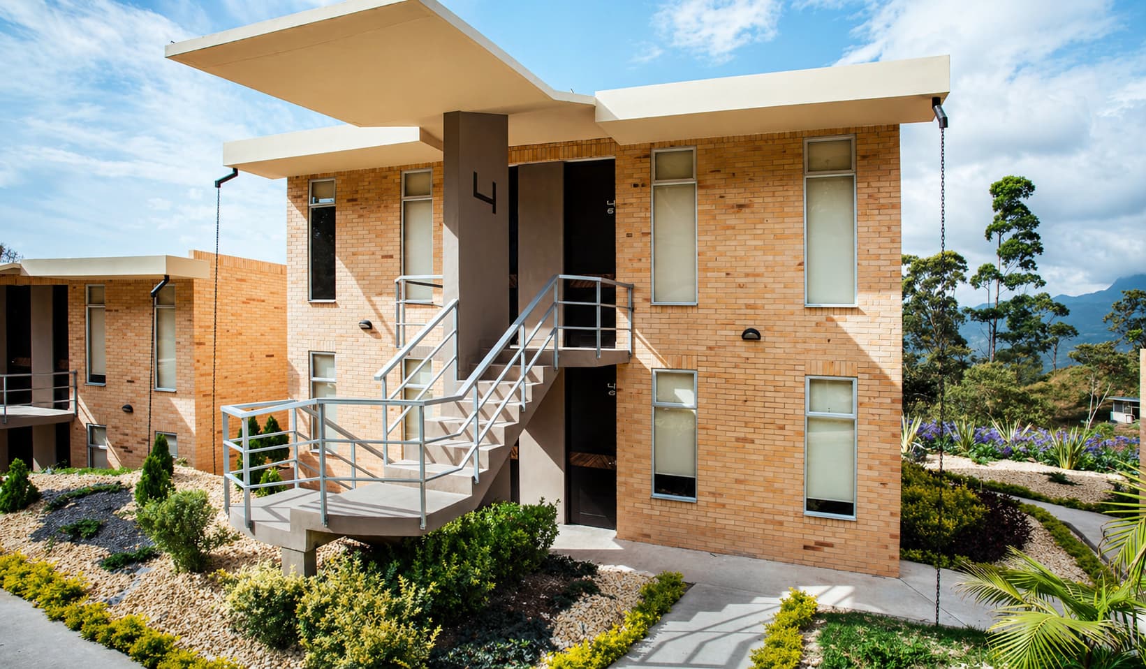 Fachada de las habitaciones rodeada de naturaleza