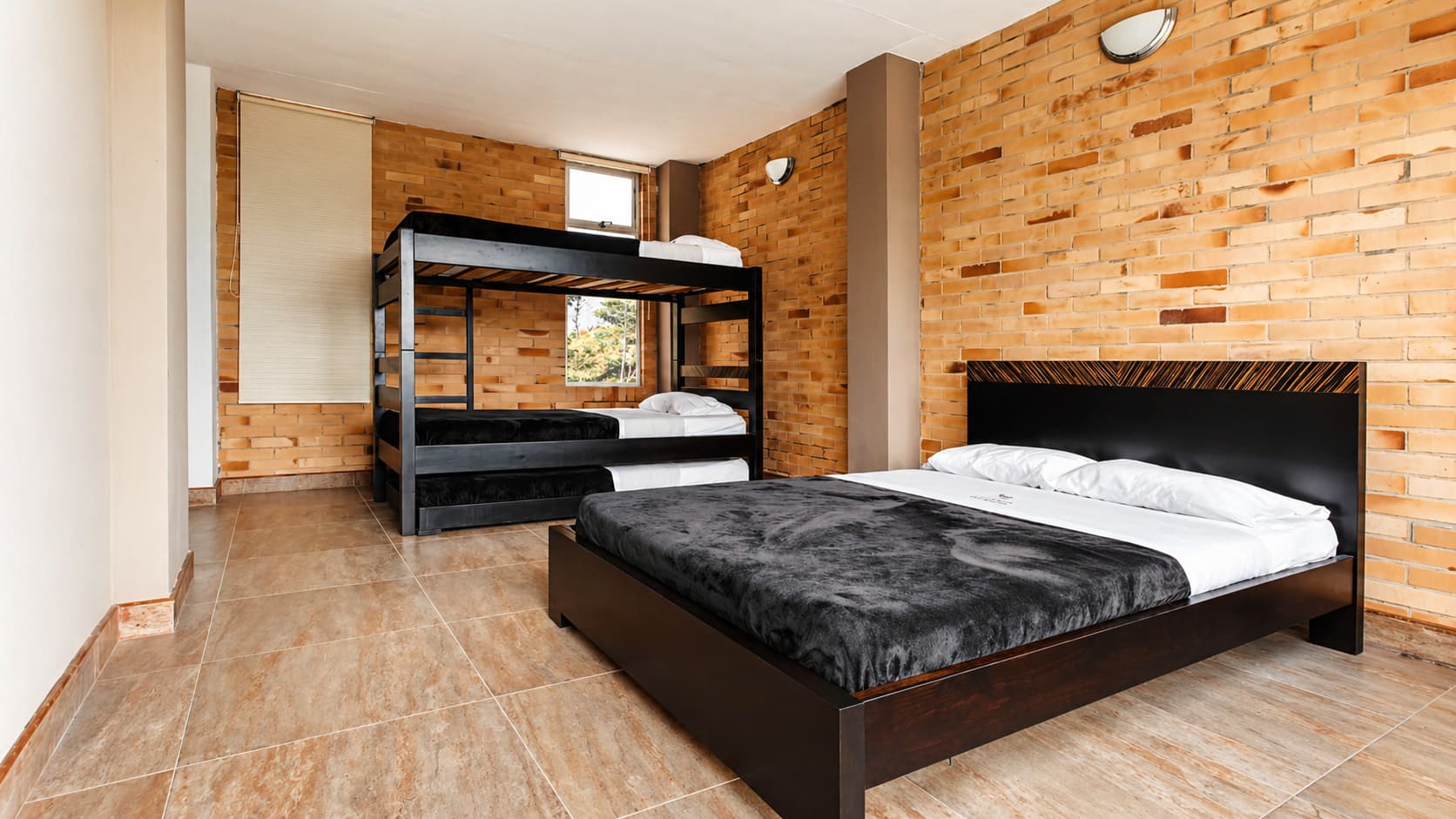Habitación interior cómoda y acogedora