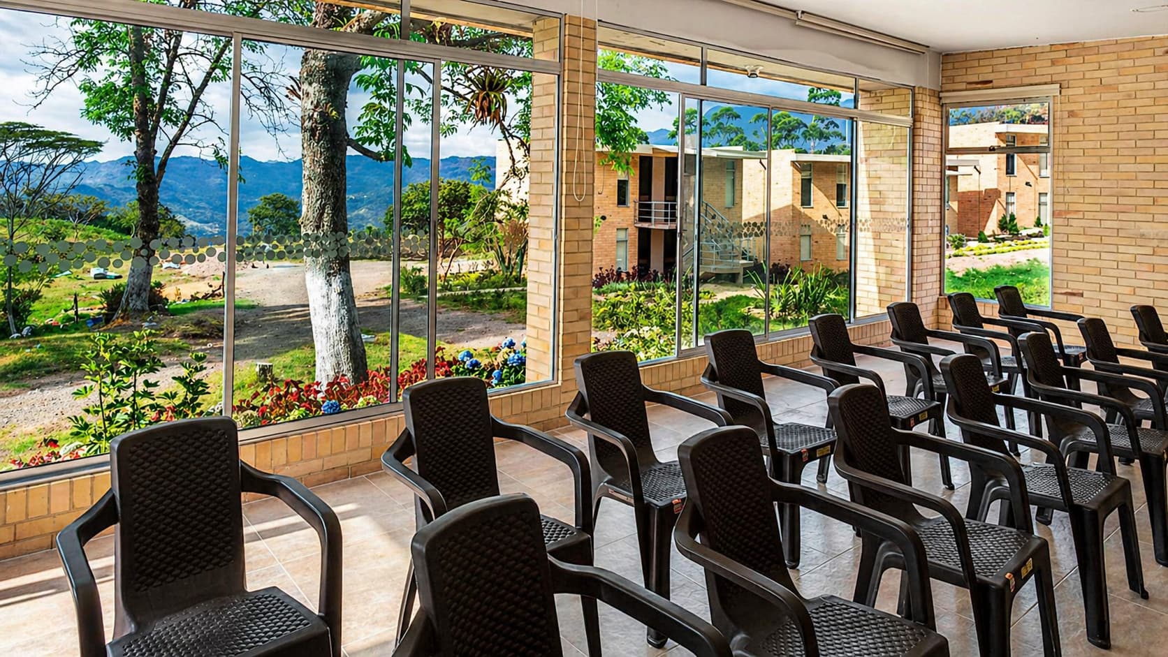 Salón principal del taller con vista a las montañas